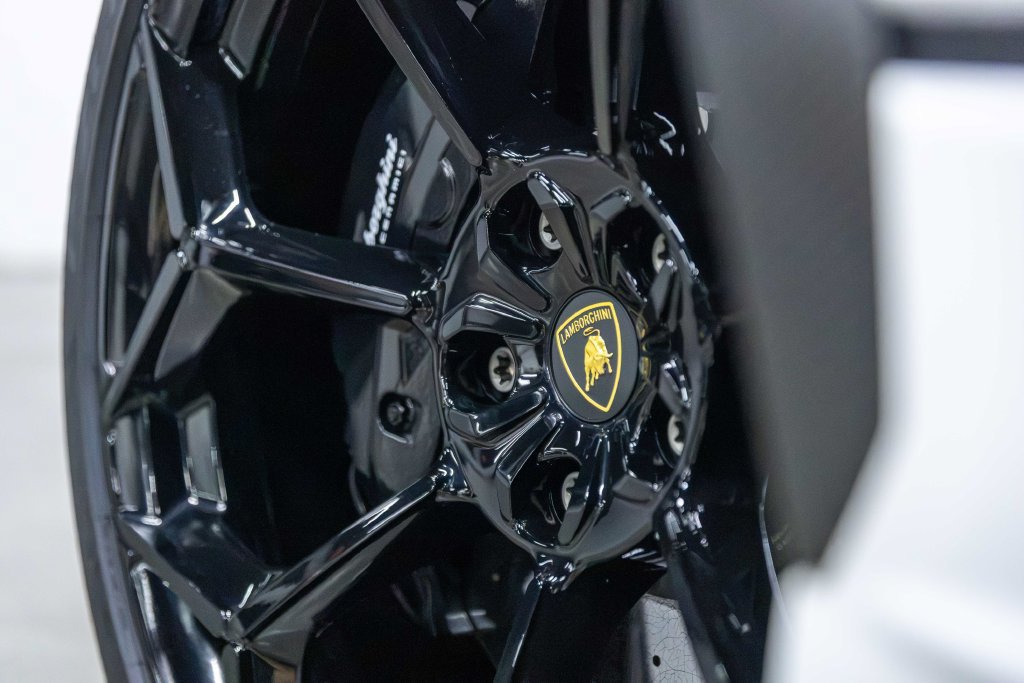Used 2023 Lamborghini Urus Performante AWD/4WD image 3