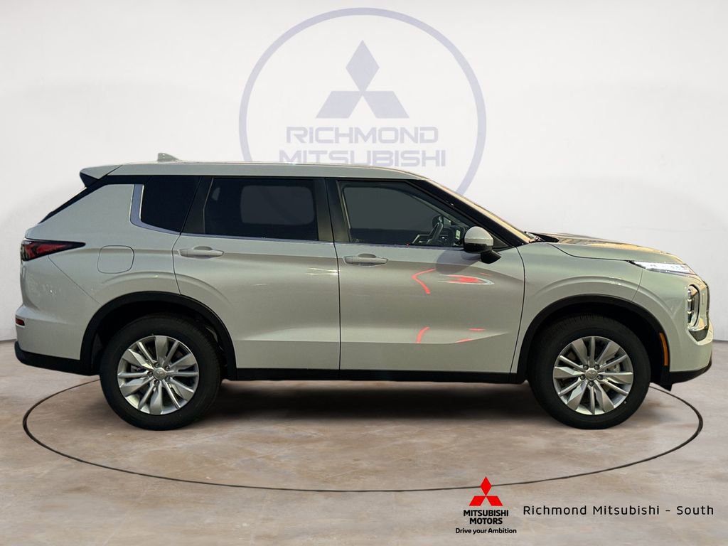 New 2026 Mitsubishi Outlander ES image 2