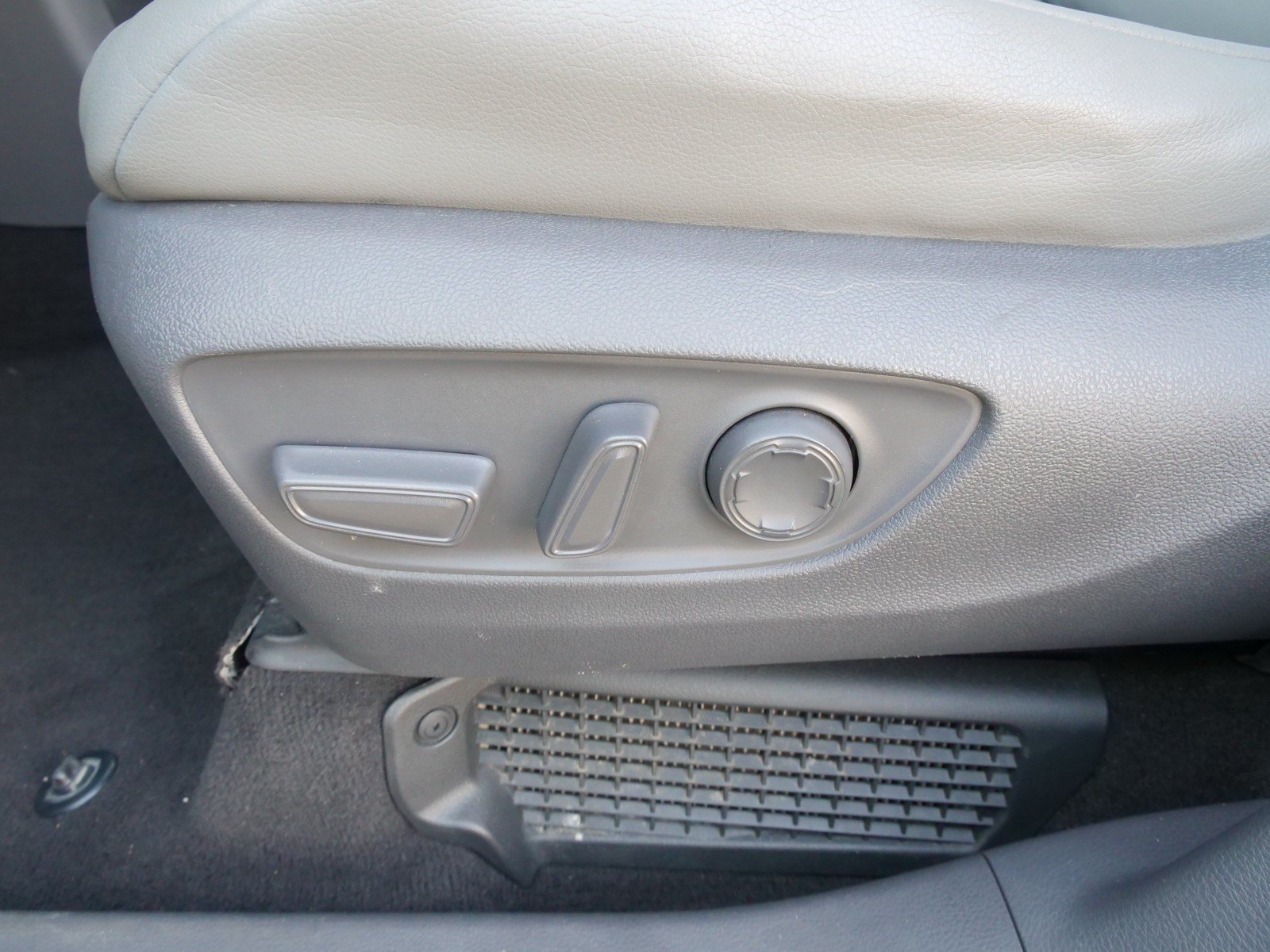 Used 2021 Toyota Sienna XLE FWD image 17