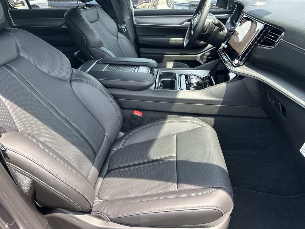 New 2026 Jeep Grand Wagoneer Limited w/ 8-Passenger Seating Package AWD/4WD image 13