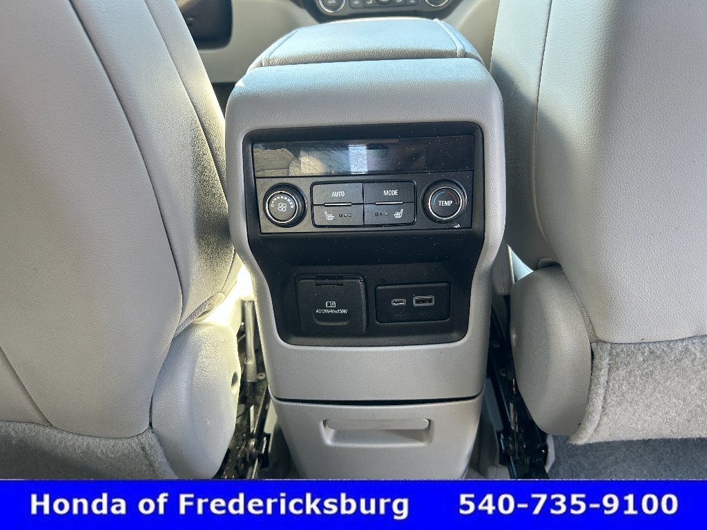 Used 2022 GMC Acadia SLT w/ Technology Package AWD/4WD image 32