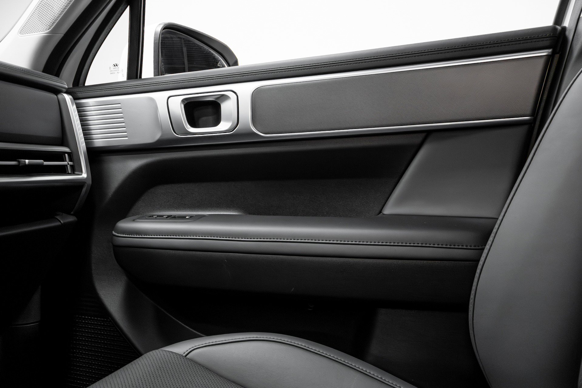 Used 2025 Hyundai Santa Fe SEL image 12