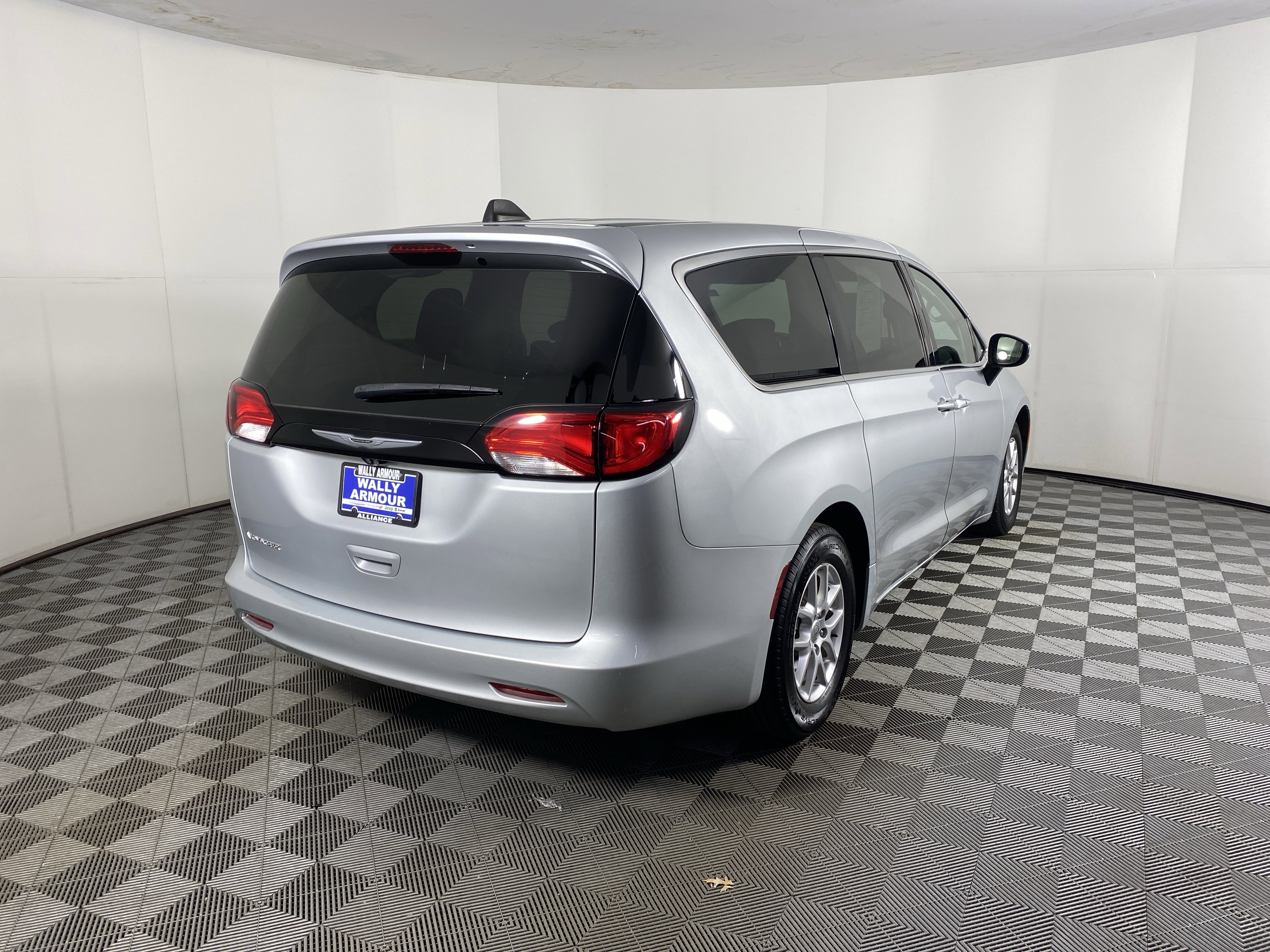 Used 2023 Chrysler Voyager LX image 7