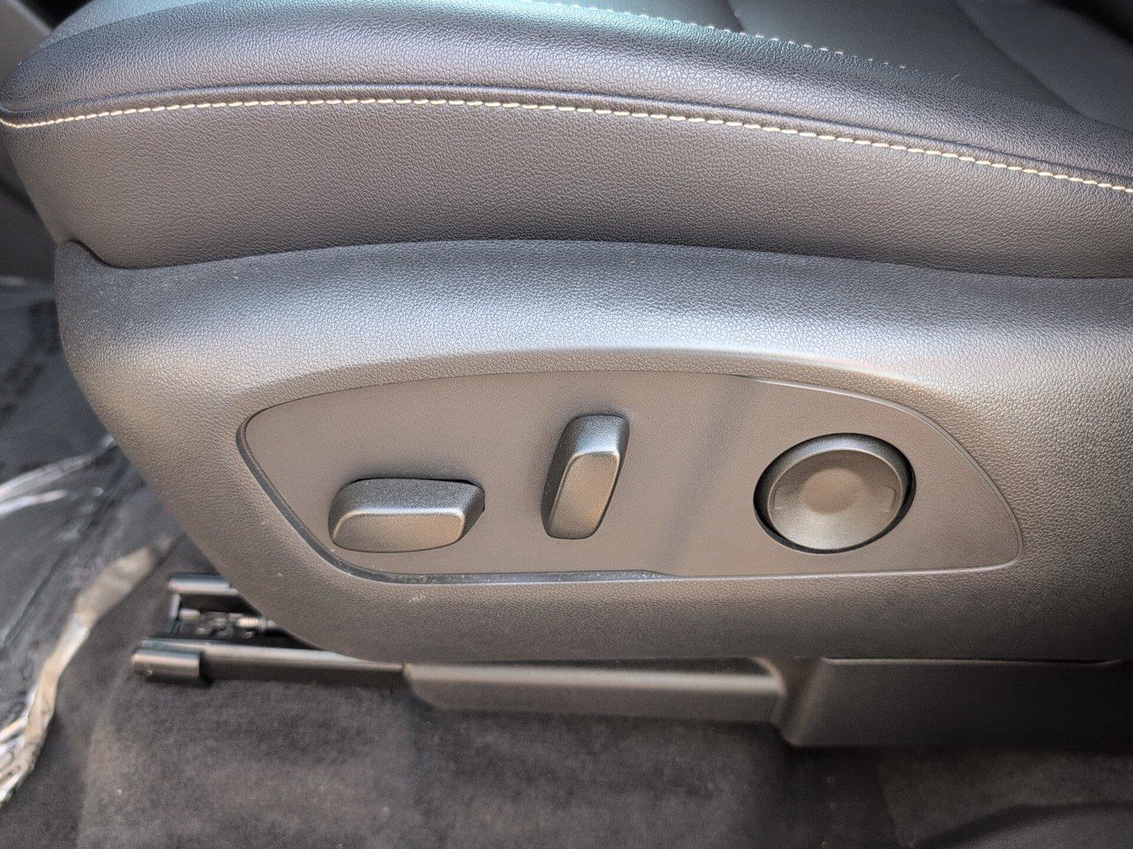 Certified 2025 Chevrolet Traverse LT FWD image 14