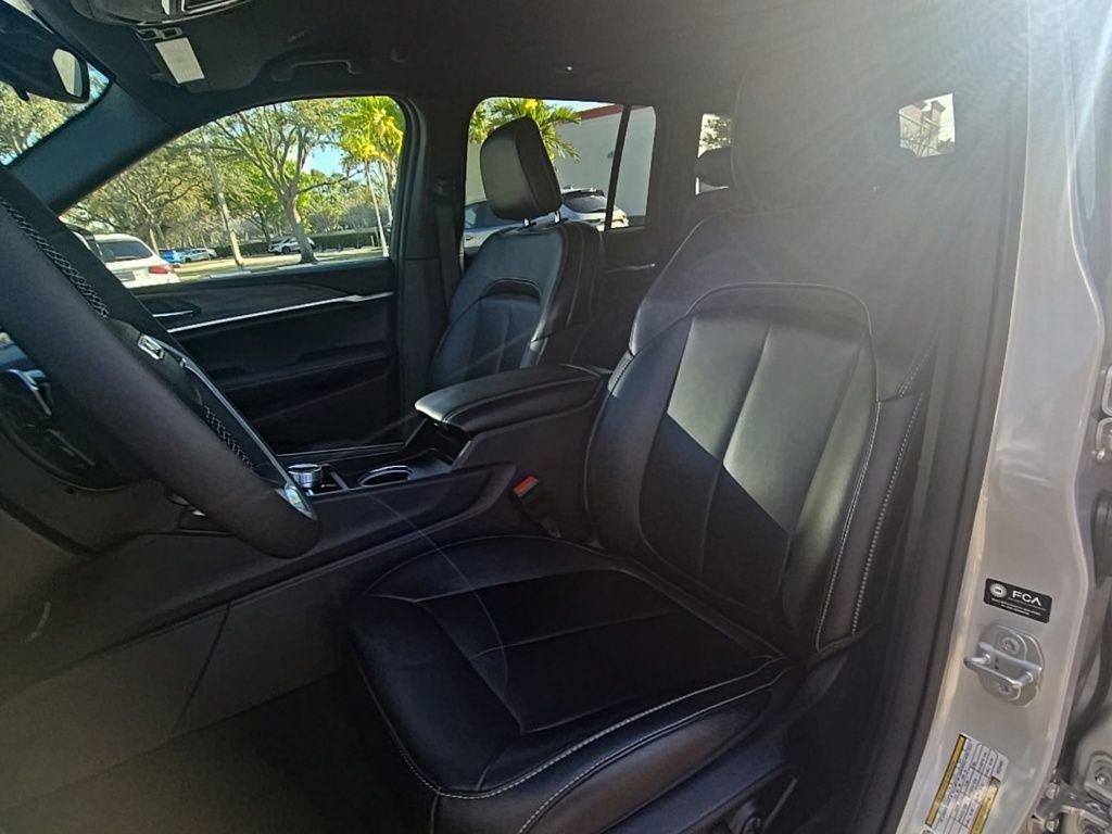 Used 2024 Jeep Grand Cherokee Limited w/ Black Appearance Package image 12