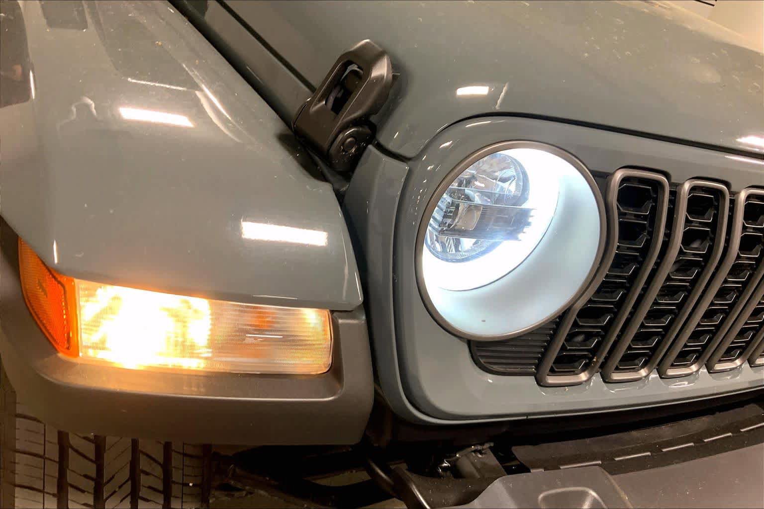 Used 2025 Jeep Gladiator Sport w/ Premium Package image 27