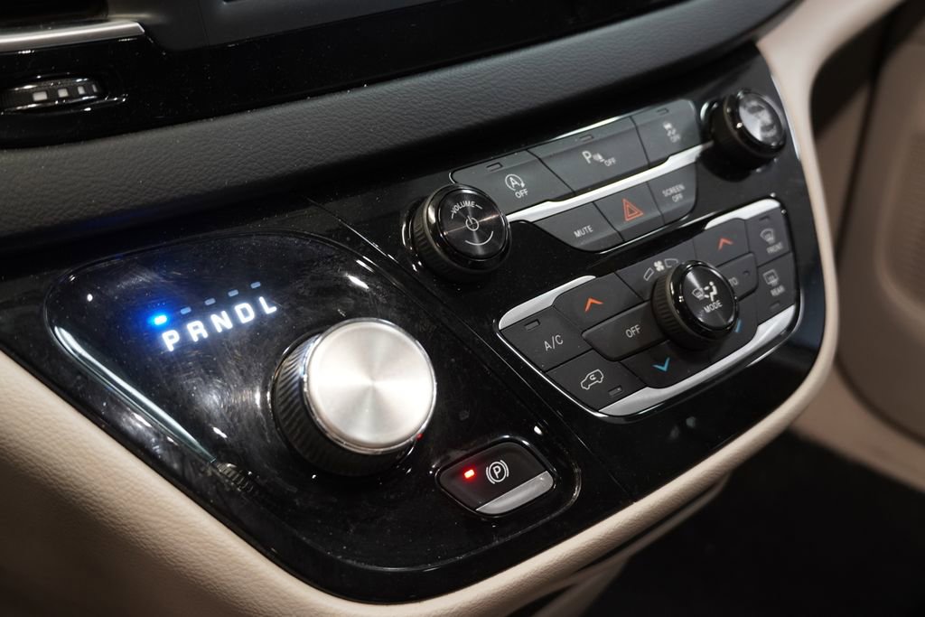 Used 2018 Chrysler Pacifica Touring-L FWD image 20