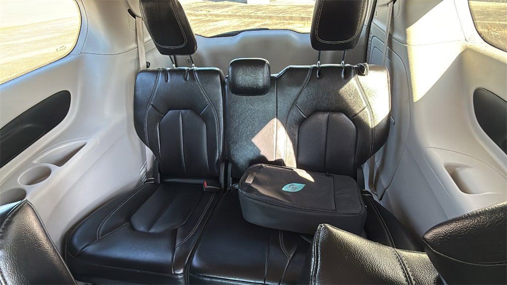 Used 2022 Chrysler Pacifica Touring-L image 12