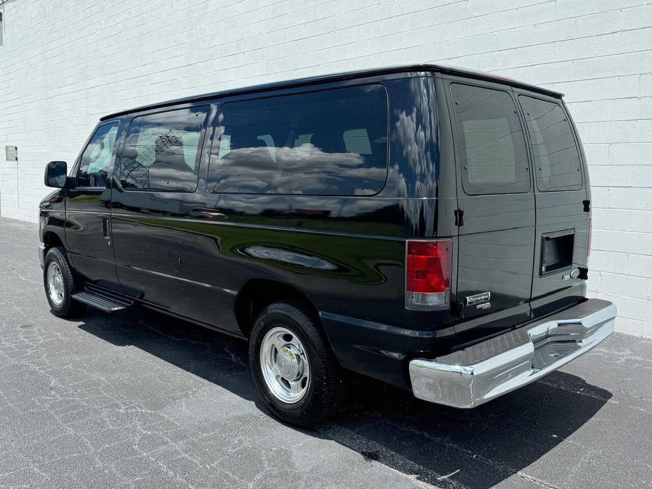 Used 2011 Ford E-150 and Econoline 150 Wagon w/ XLT Premium Pkg image 5