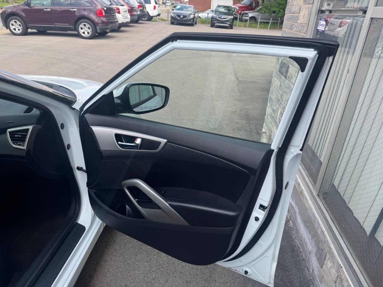Used 2017 Hyundai Veloster FWD image 16