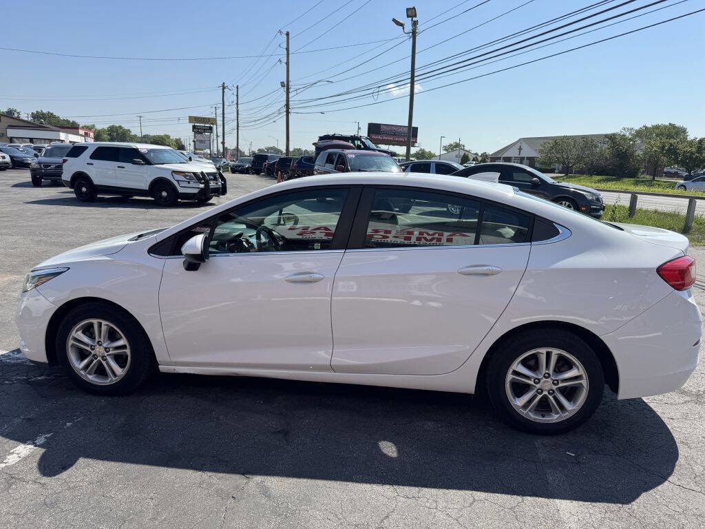 Used 2017 Chevrolet Cruze LT w/ Convenience Package image 3