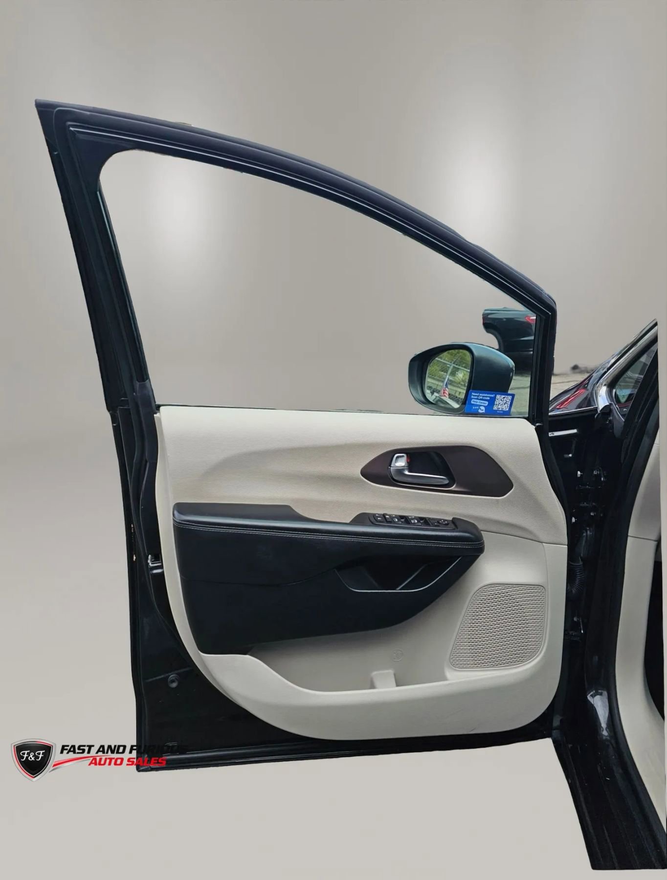 Used 2022 Chrysler Voyager LX FWD image 11