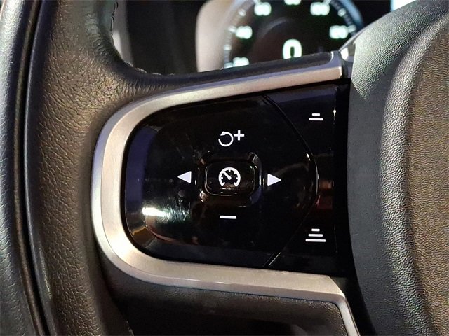 Used 2020 Volvo XC90 T6 Momentum w/ Protection Package Premier image 27