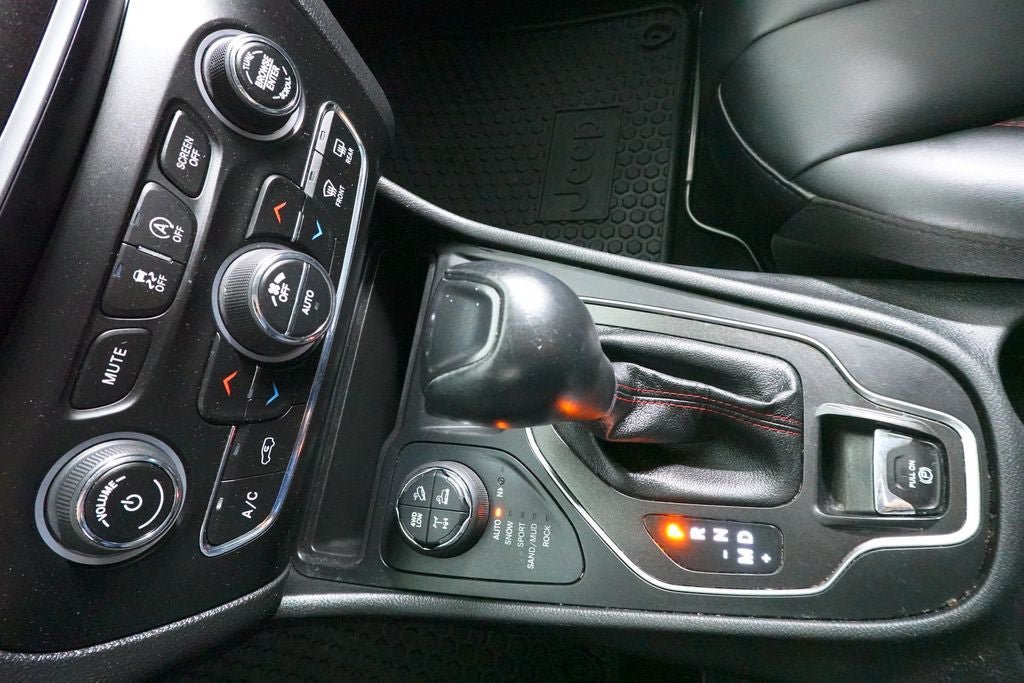 Used 2022 Jeep Cherokee Trailhawk AWD/4WD image 15