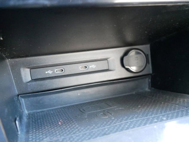 Used 2022 Volkswagen Tiguan SE w/ Panoramic Sunroof Package image 26