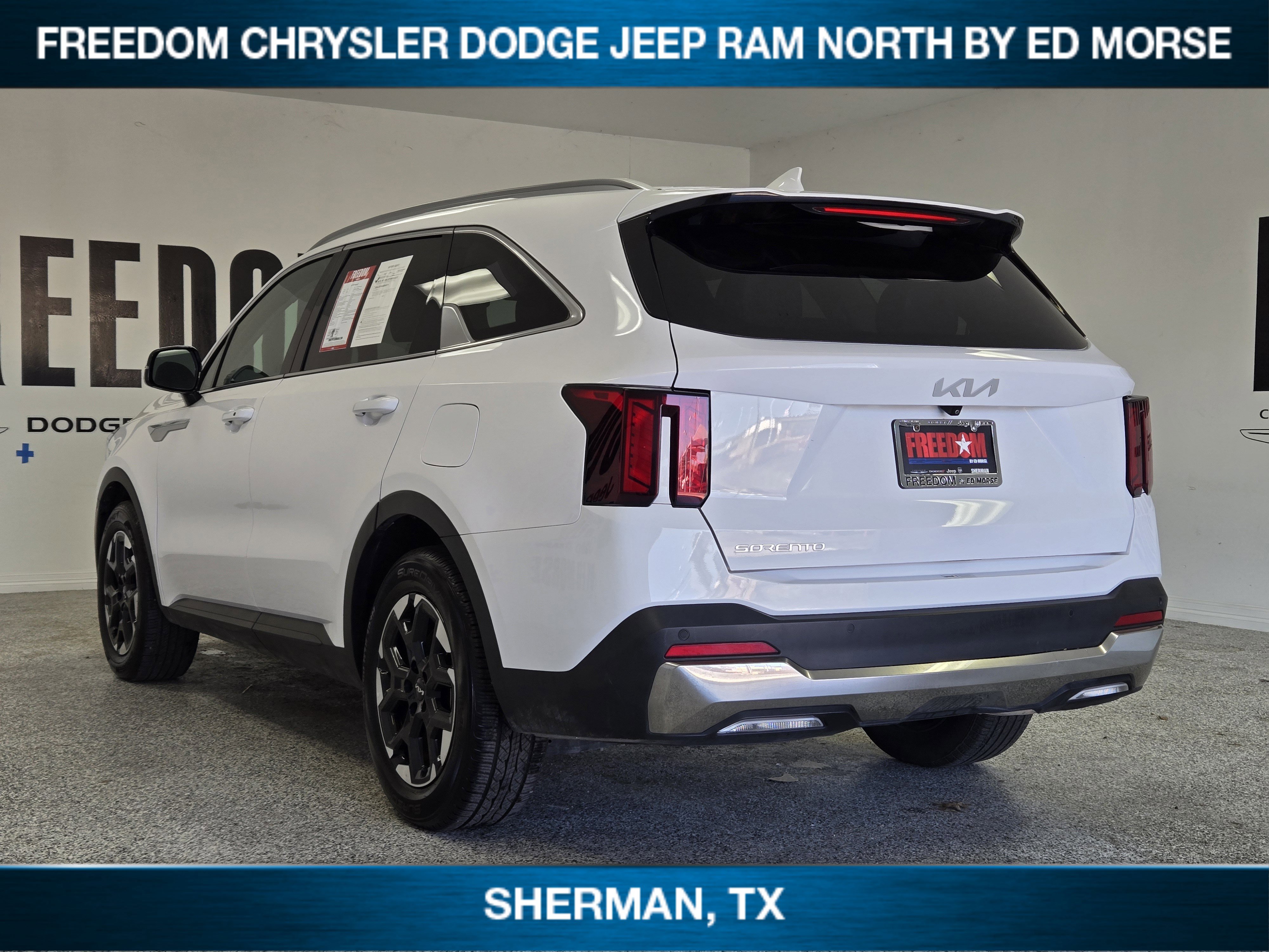 Used 2024 Kia Sorento S image 4