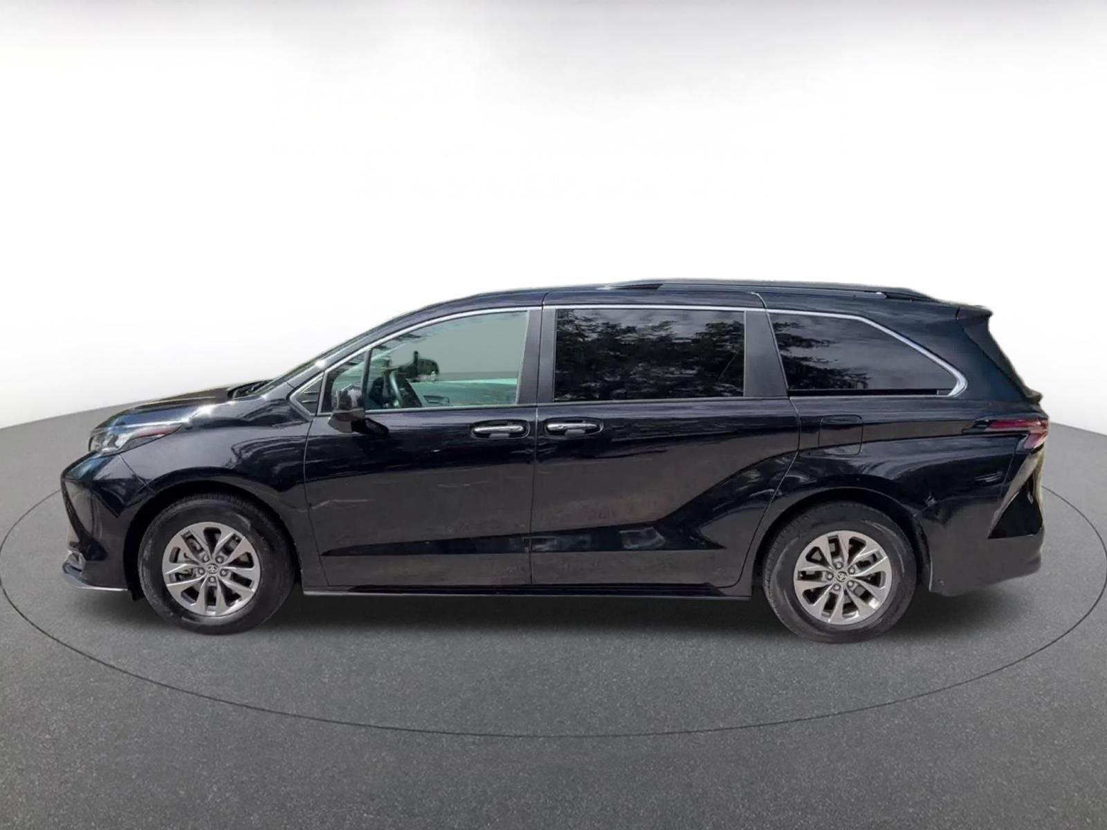 Used 2025 Toyota Sienna XLE FWD image 8