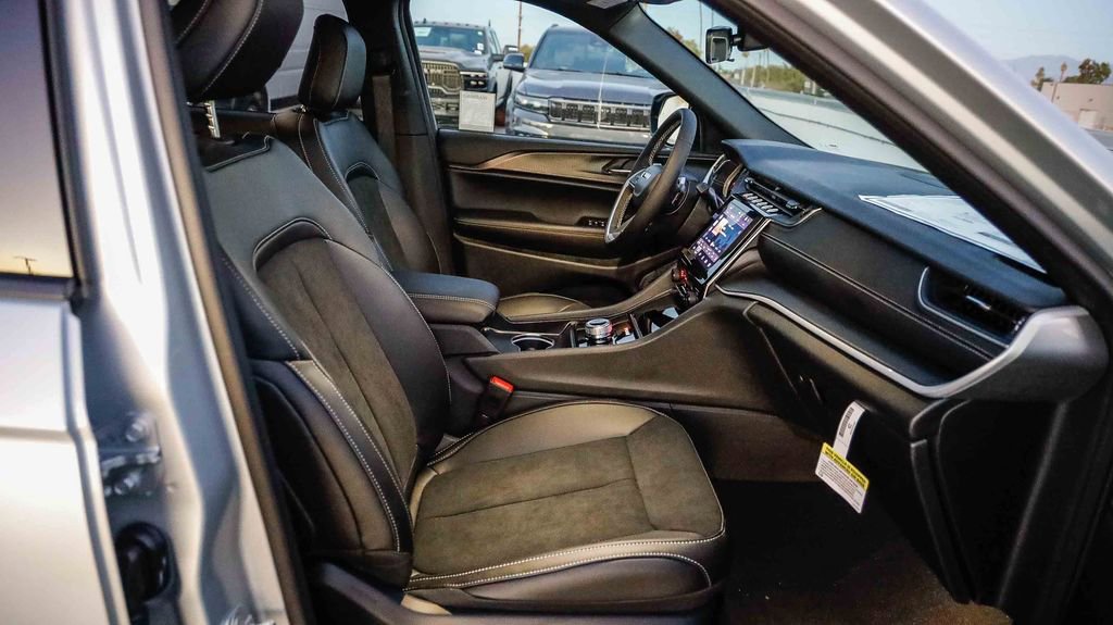 New 2025 Jeep Grand Cherokee L Altitude image 18