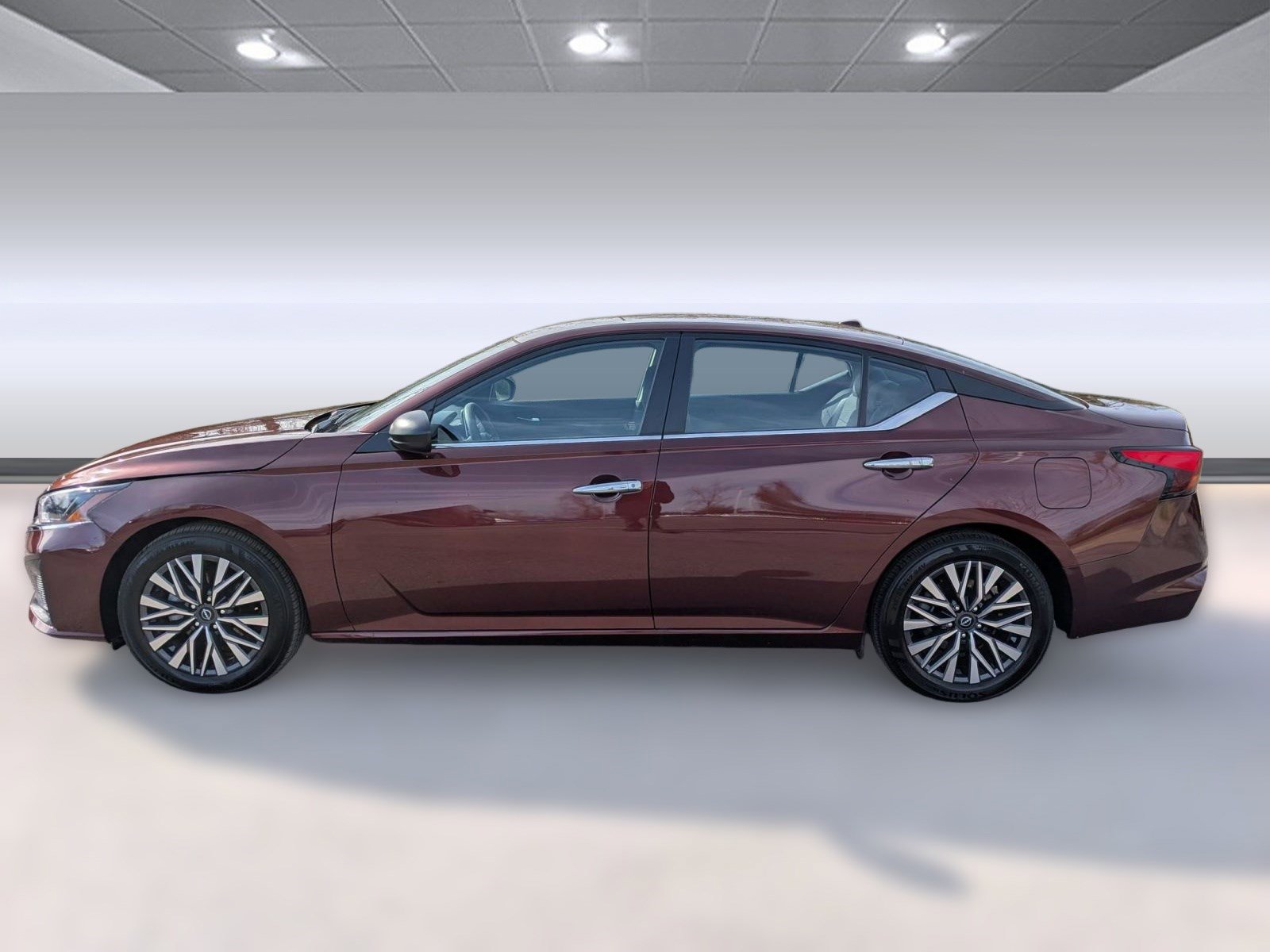 Used 2024 Nissan Altima 2.5 SV image 2