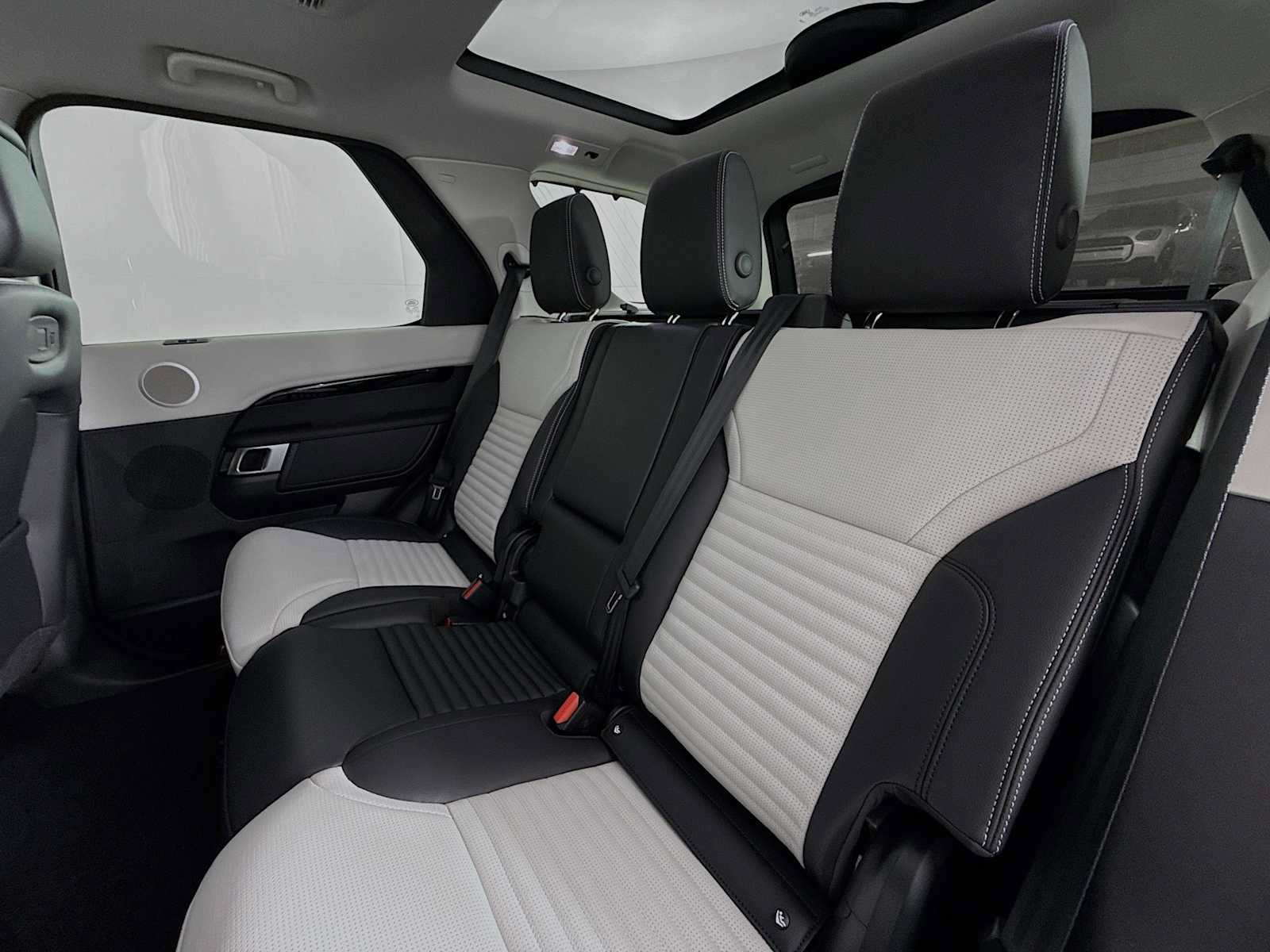 New 2025 Land Rover Discovery S AWD/4WD image 22