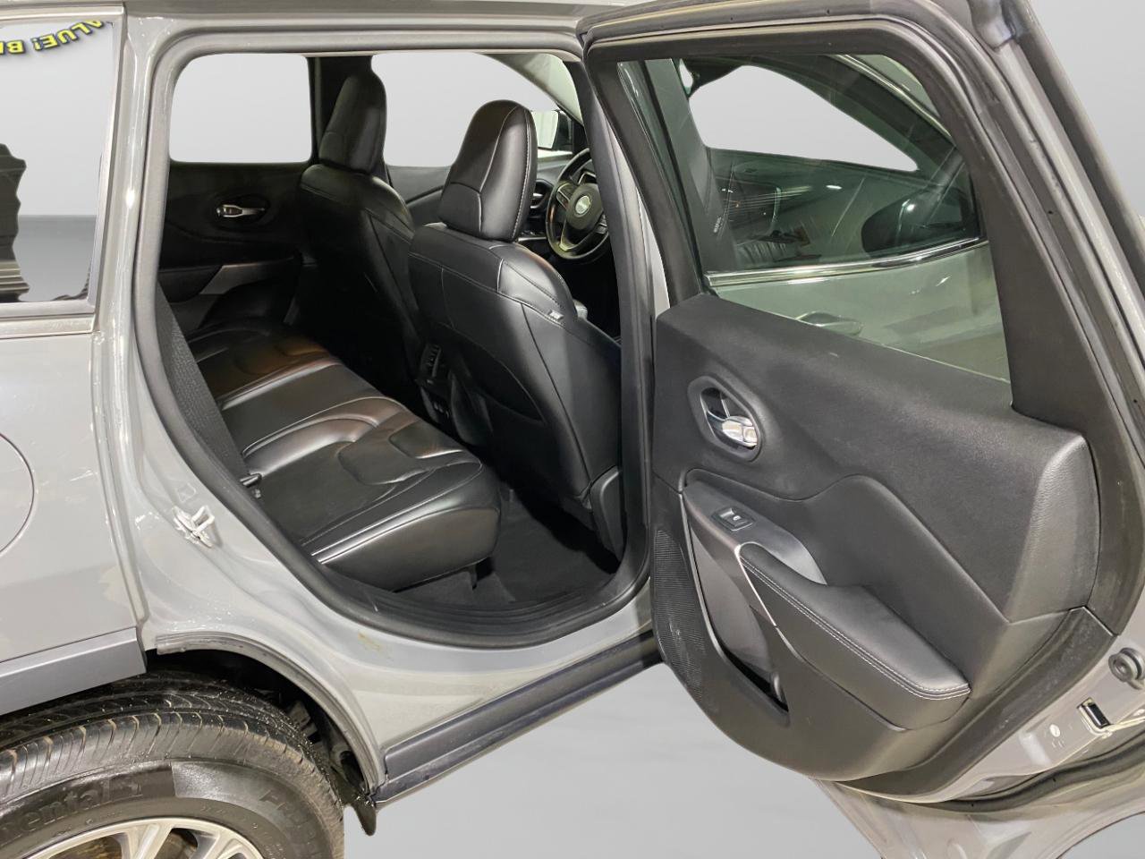 Used 2021 Jeep Cherokee Latitude Lux w/ Comfort/Convenience Group AWD/4WD image 28