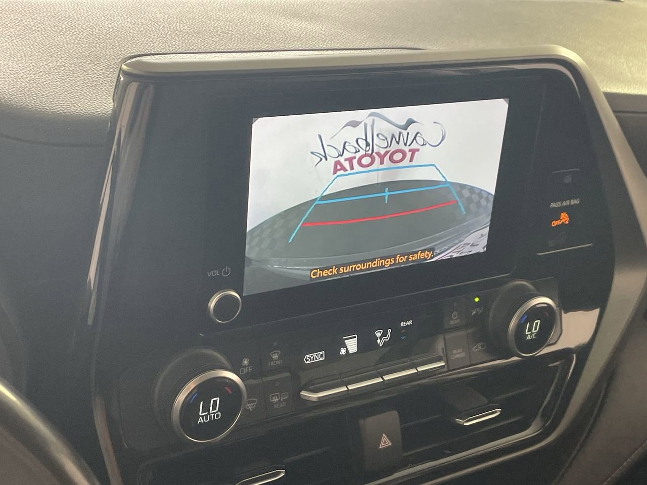 Used 2024 Toyota Highlander LE FWD image 17