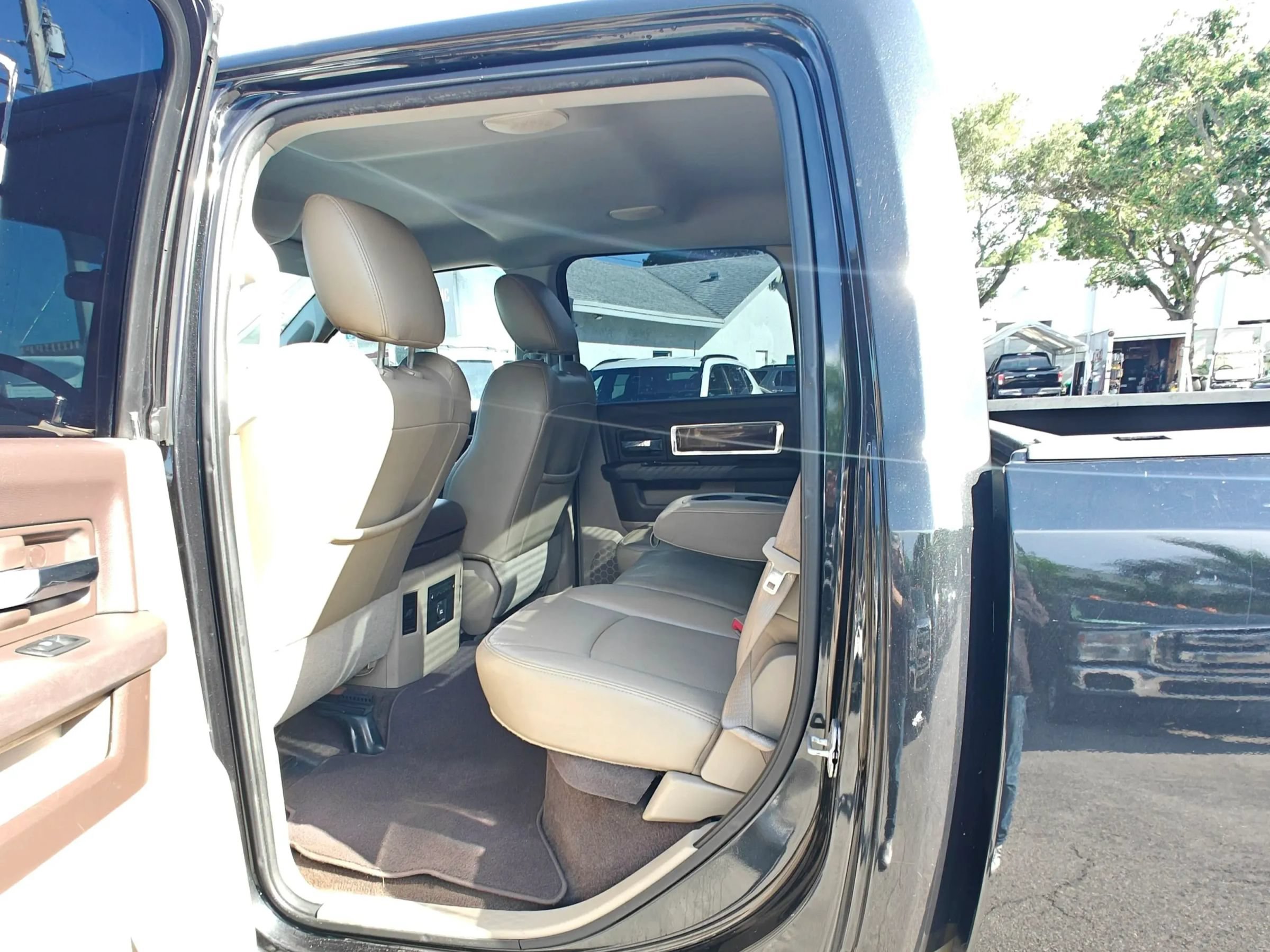 Used 2011 RAM 2500 Laramie RWD image 13