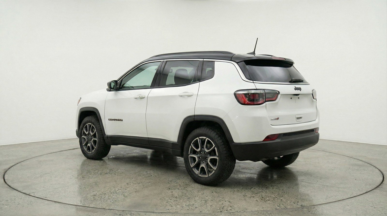 Used 2025 Jeep Compass Trailhawk AWD/4WD image 5