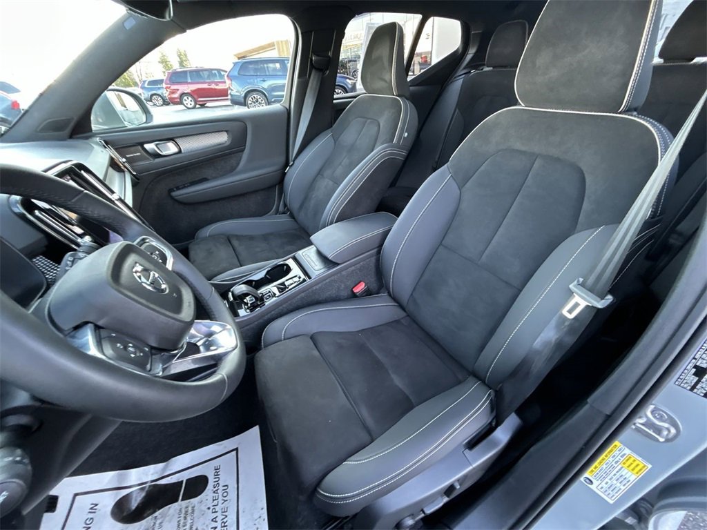 Used 2024 Volvo XC40 B5 Plus image 15