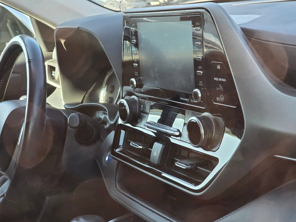 Used 2022 Toyota Highlander LE AWD/4WD image 14