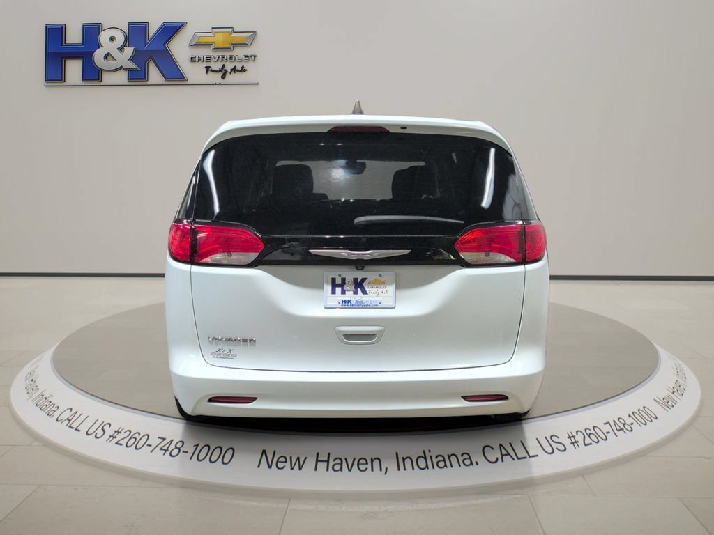 Used 2023 Chrysler Voyager LX FWD image 5