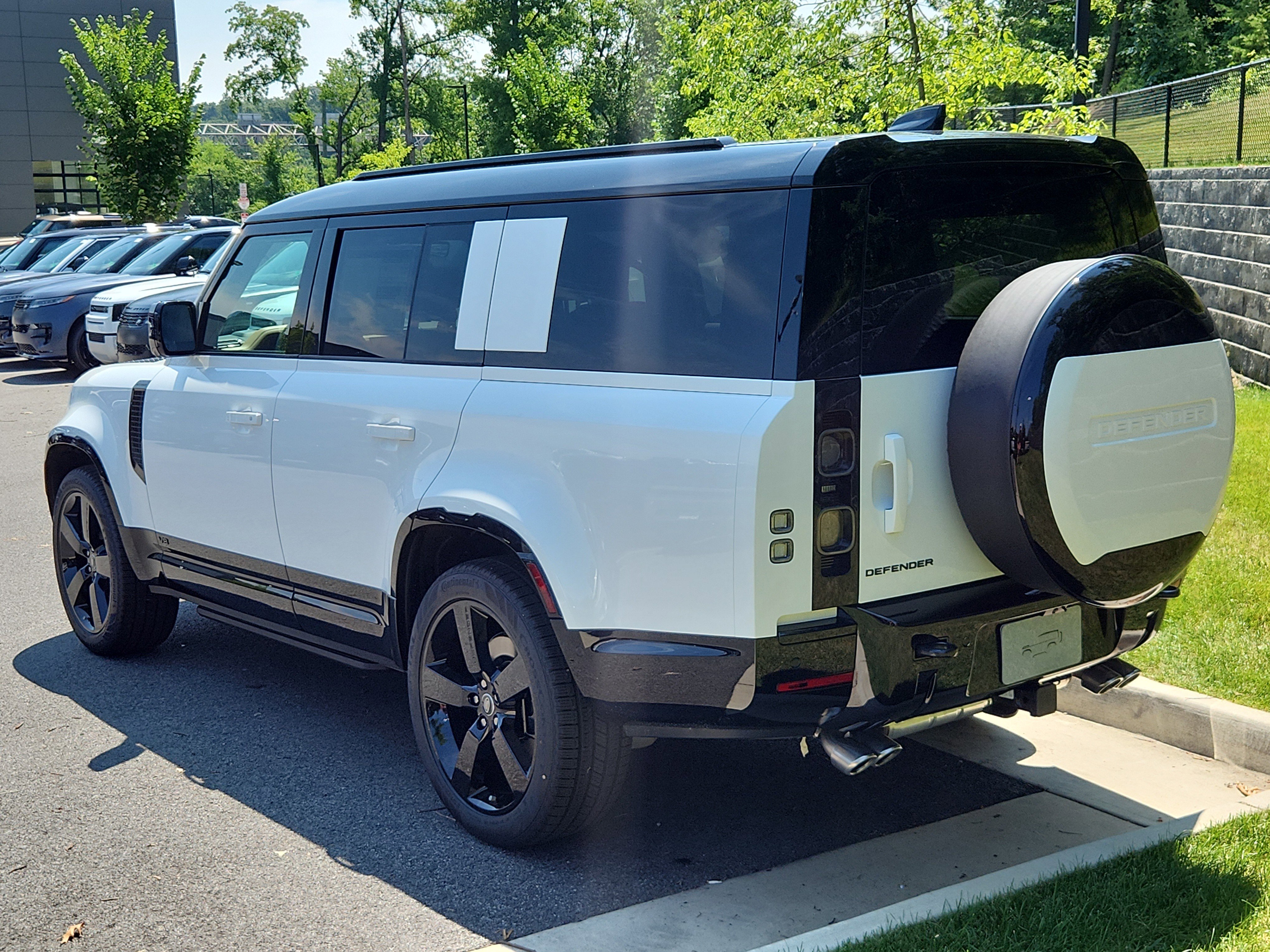 Used 2025 Land Rover Defender 130 V8 image 12