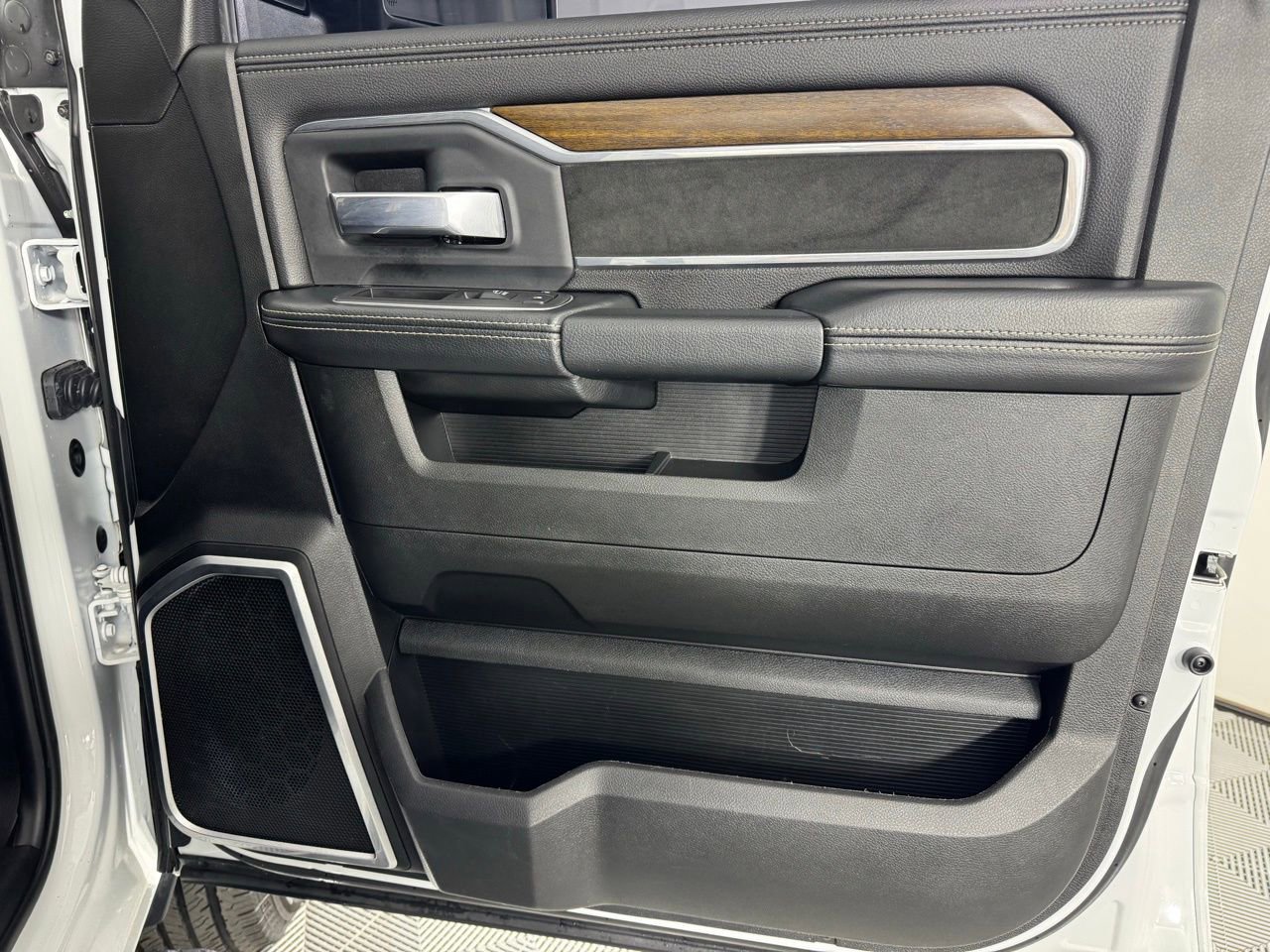 Used 2024 RAM 2500 Laramie image 32