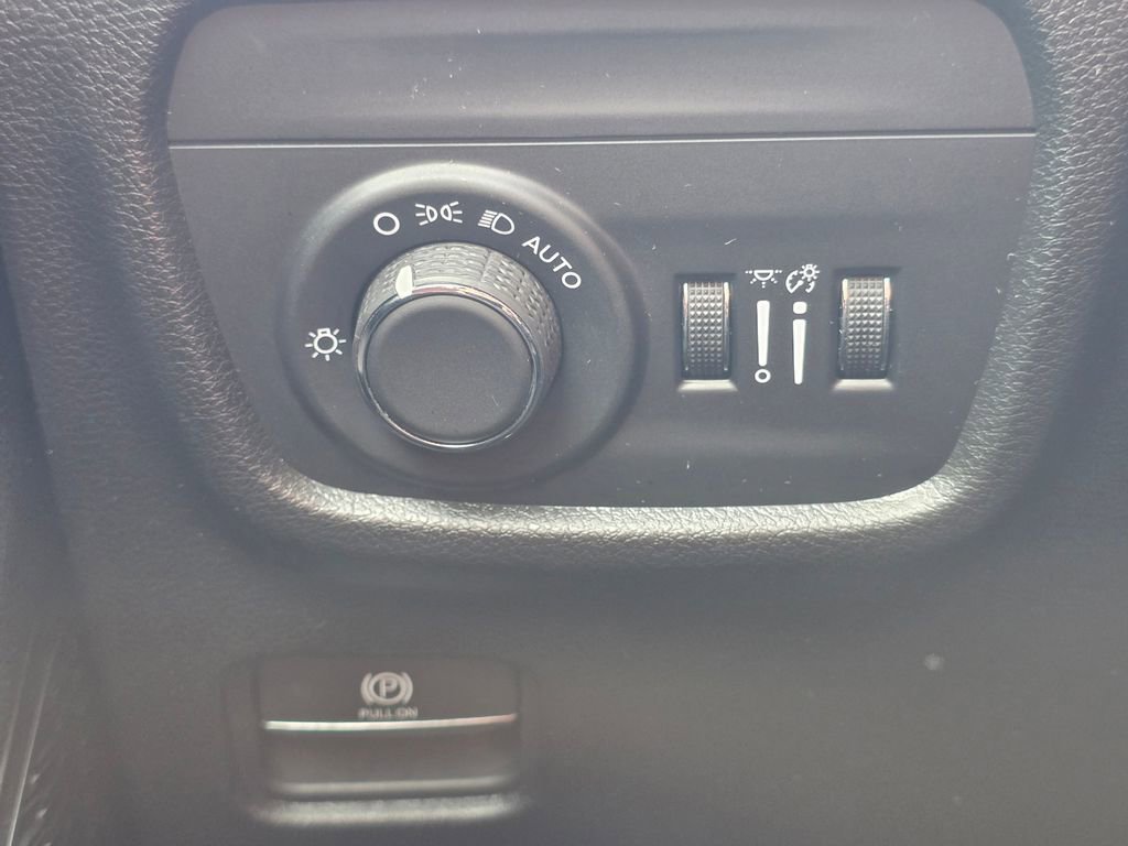 Used 2025 Jeep Grand Cherokee Altitude AWD/4WD image 21