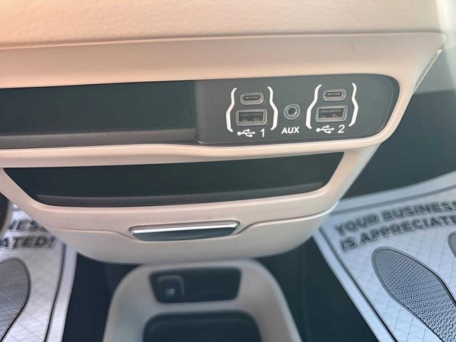Used 2024 Chrysler Pacifica Touring-L image 25