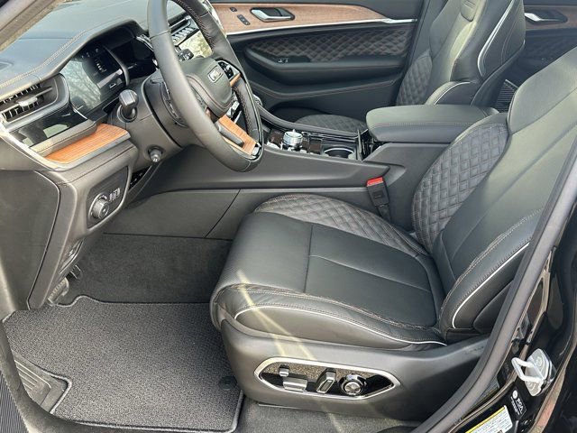 New 2025 Jeep Grand Cherokee Summit image 9