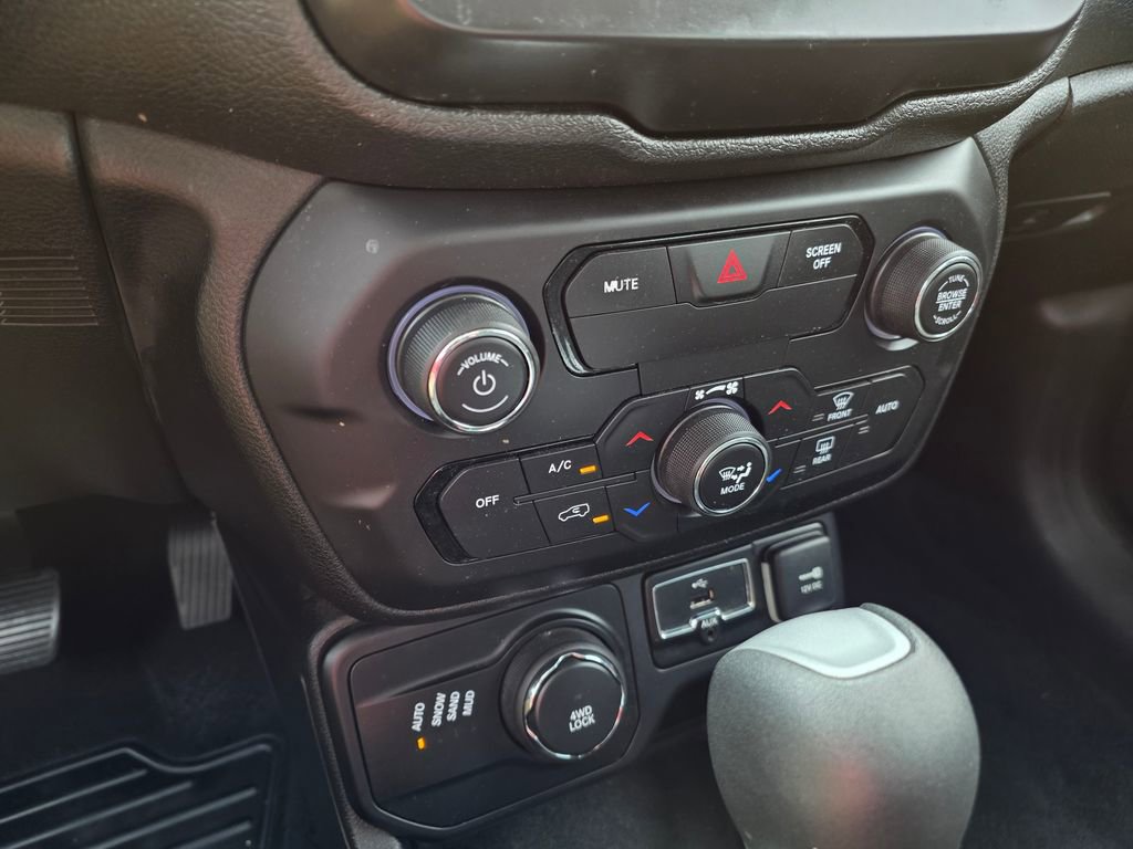 Used 2018 Jeep Renegade Latitude image 18
