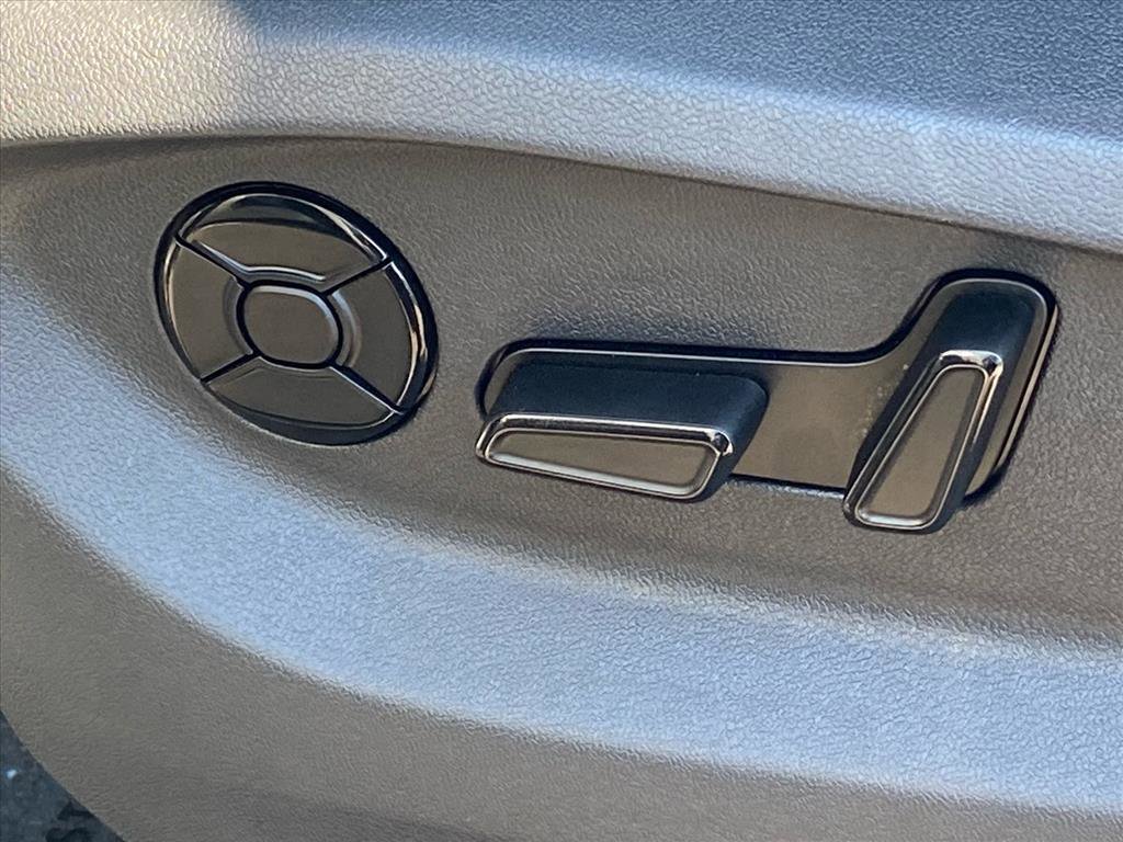 Used 2025 Volkswagen Tiguan SE image 12