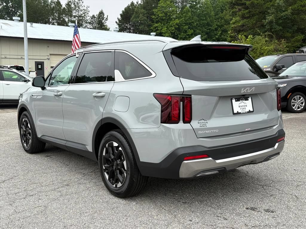 Used 2025 Kia Sorento S FWD image 7