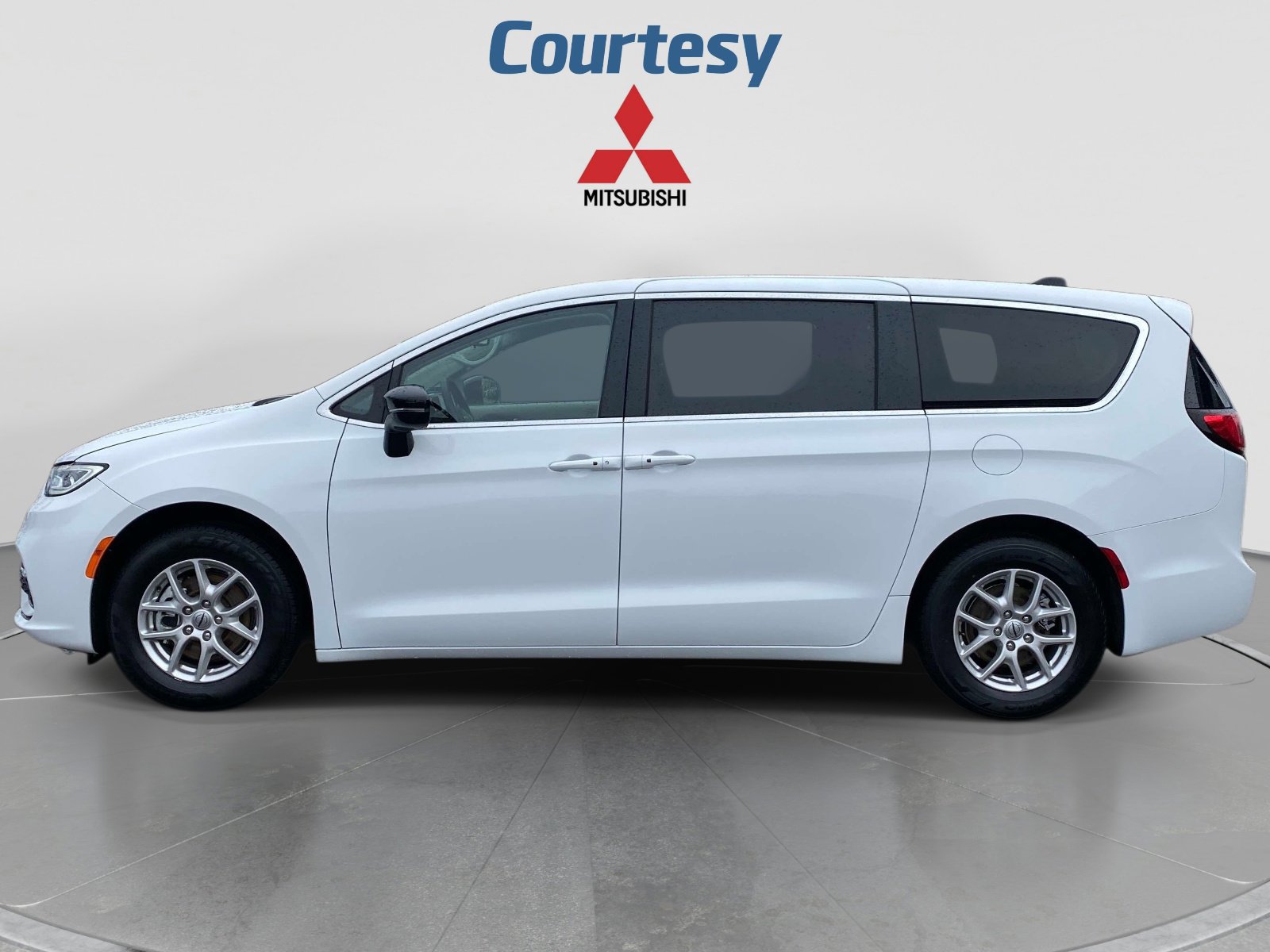 Used 2024 Chrysler Pacifica Touring-L FWD image 2