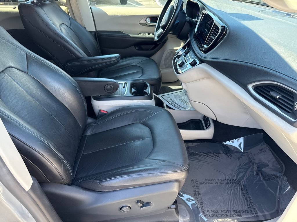Used 2021 Chrysler Pacifica Touring-L image 12