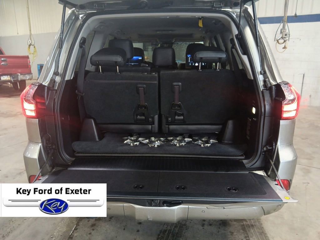 Used 2020 Lexus LX 570 4WD w/ Luxury Package image 16
