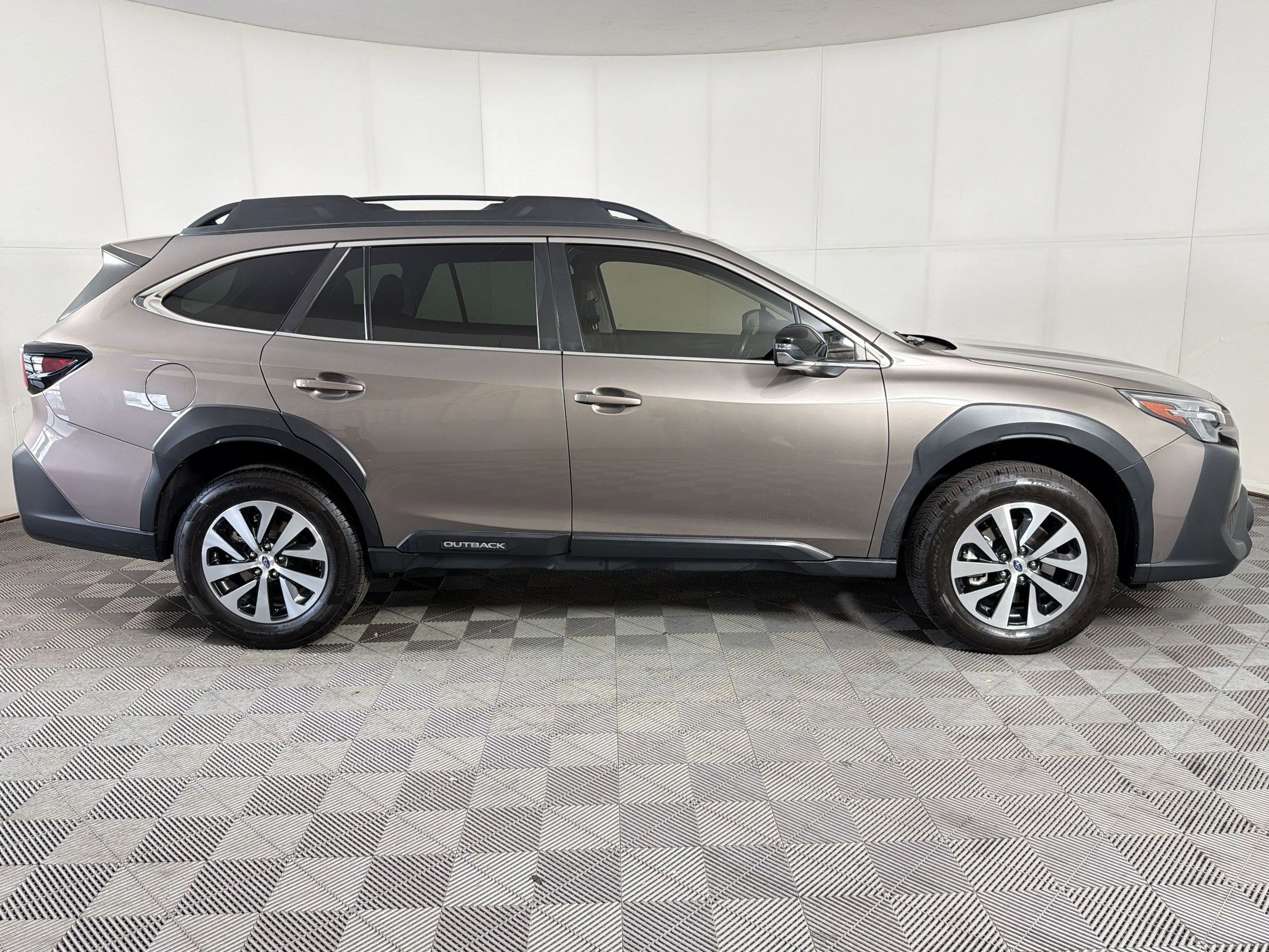 Used 2024 Subaru Outback Premium AWD/4WD image 8