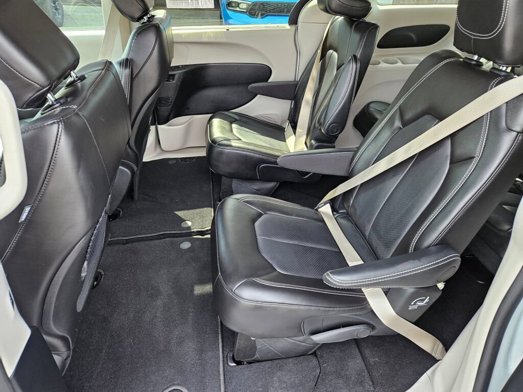 Used 2024 Chrysler Pacifica Touring-L FWD image 14