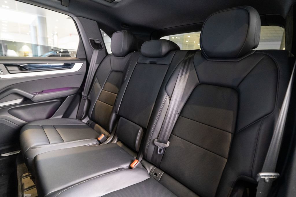 Certified 2025 Porsche Cayenne image 34