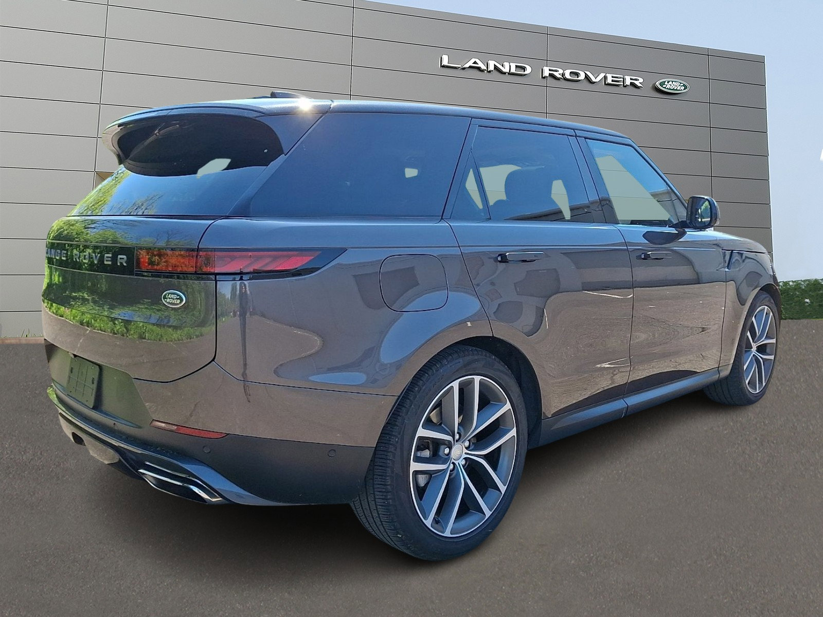 Used 2023 Land Rover Range Rover Sport SE AWD/4WD image 2