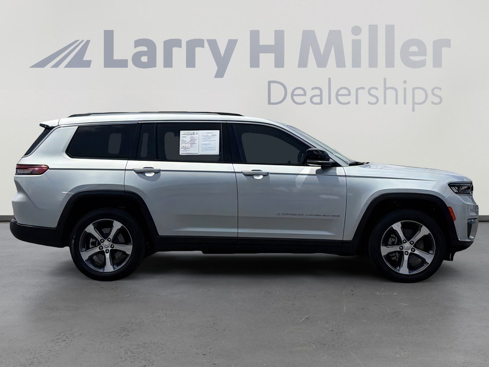 Used 2023 Jeep Grand Cherokee L Limited w/ Luxury Tech Group II RWD image 7