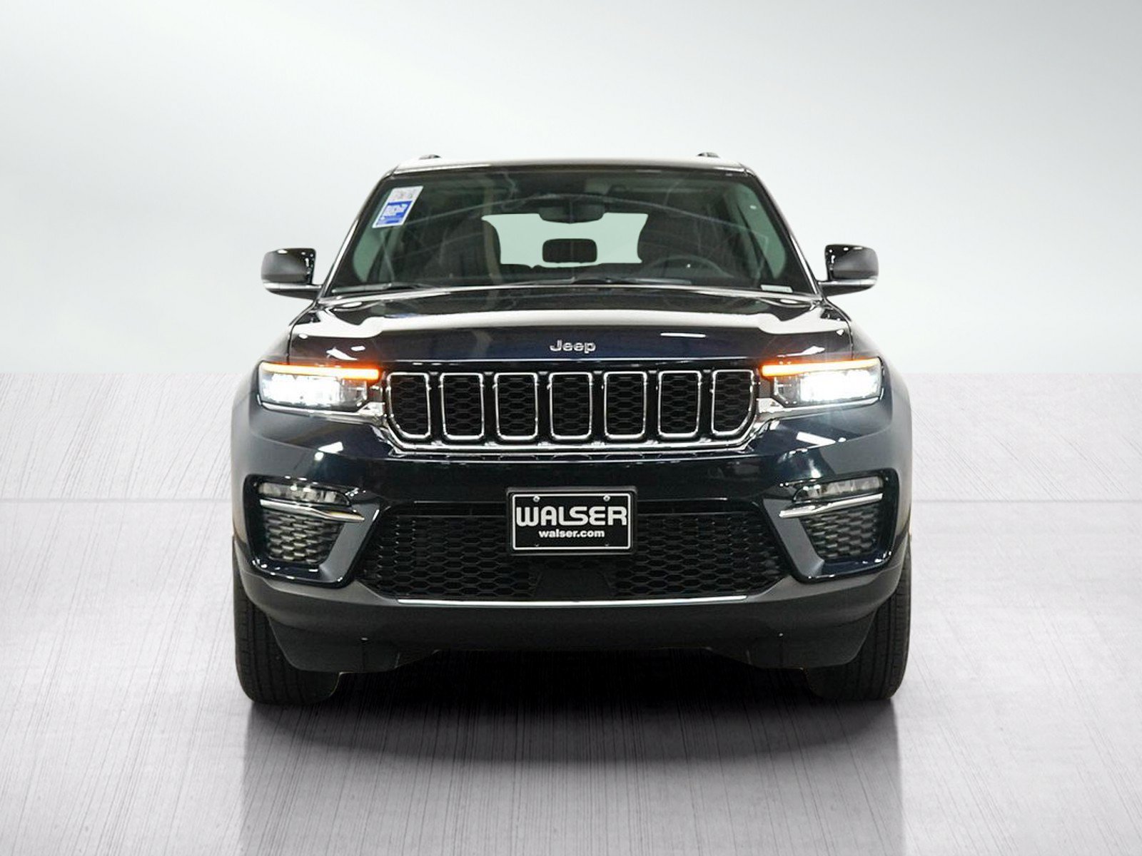 Used 2023 Jeep Grand Cherokee Limited w/ Trailer Tow Prep Group (B) AWD/4WD image 9