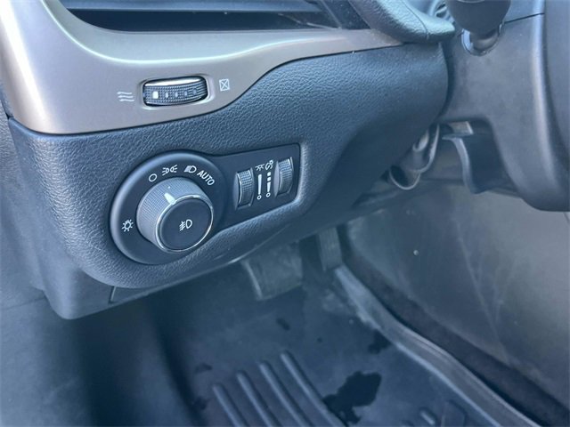 Used 2017 Jeep Cherokee Latitude w/ Safety/Convenience Group image 28