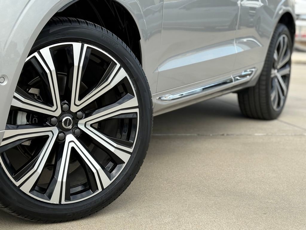 Used 2023 Volvo XC60 B5 Ultimate w/ Climate Package image 11